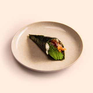 100. Temaki de salmón, aguacate, queso, salsa teriyaki y sésamo