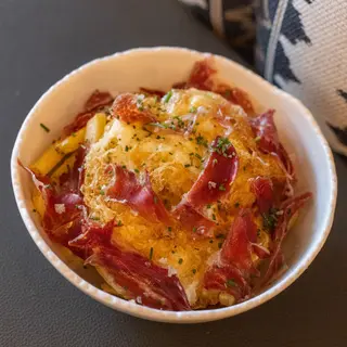 Huevos rotos con lascas de jamón ibérico