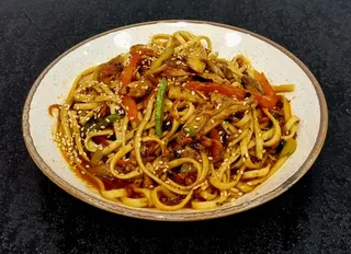 Локшина удон з куркою в соусі Кочуджан