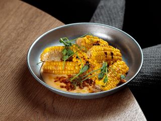 Кукурудза гриль під сирним соусом та цибулею кріспі (200g)