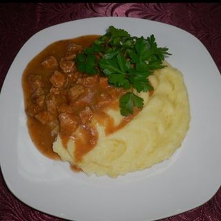 Гуляш с рисом и пюре