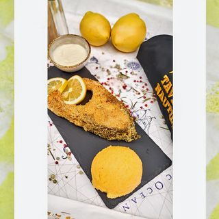 Crap prajit cu mamaliga si usturoi