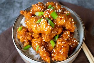 Pohovana piletina sa susamom u slatko - kiselom sosu