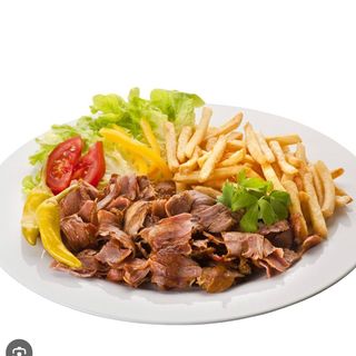 Plato Con ensalada,carne,patatas y pan 