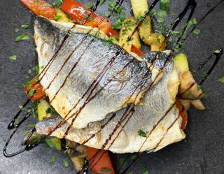 Дорадо с обжаренными овощами/ Dorado cu legume sotate