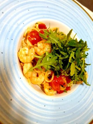 Spaghetti con gamberi, pomodorini e rucola