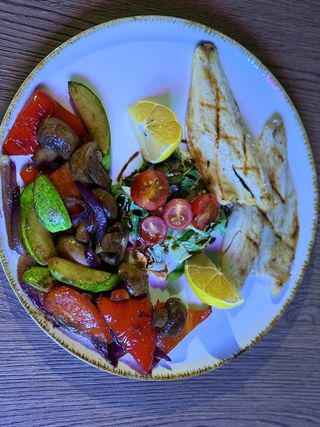 File de biban/dorada la gratar cu legume la tigaie