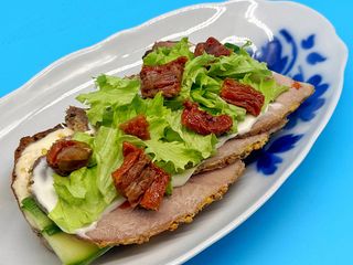 Бутерброд з бужениною і в'яленими томатами (150g)