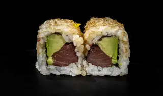 93.Uramaki De ATUN Con Aguacate Y FLAMEADO (8 Uds.)