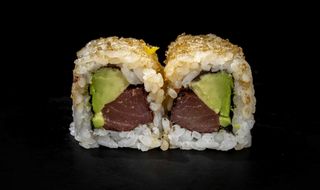 93.Uramaki De Salmón Con Aguacate Y Tobiko (8 Uds.)