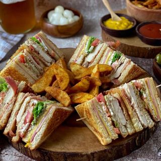 SANDWISCH CLUB & WEDGES & SOS BLUE CHEESE 