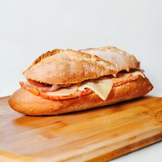 Bocadillo De Lomo Adobado, Bacon y Queso