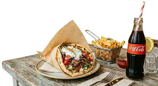 Pita Gyros Maiale + Patatine + Bibita a scelta