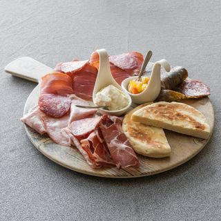 Tagliere di affettati misti con formaggio morbido e piadina