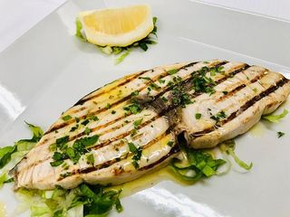 Trancio di pesce spada con olive taggiasche, capperi e prosecco