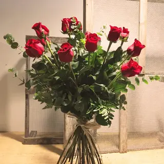 Doce Rosas Rojas