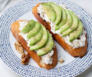 Tostada con aguacate y queso fresco