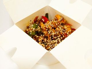 Фунчоза з тигровою креветкою та куркою (420г)