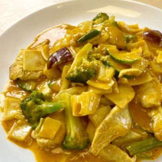 Kurczak w żółtym sosie curry