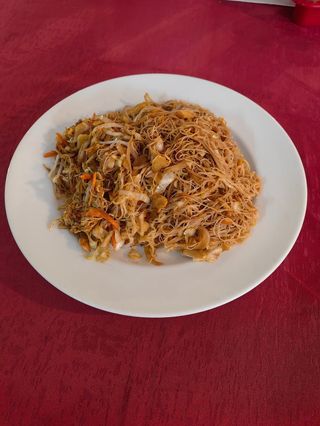 144. Пържено оризово фиде с пилешко и яйца (600гр)