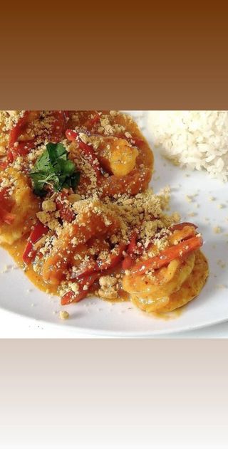 Ljuti sos sa kraljevskim gamborima i drobljenim kikirikijem