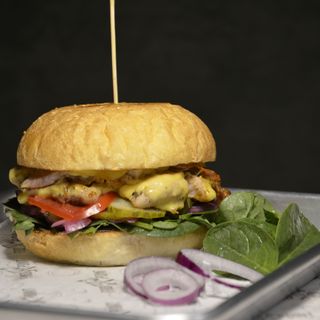 Бургер курячий із грибним соусом