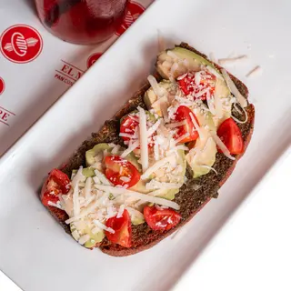 Tosta Fresca Con Aguacate Y Pesto