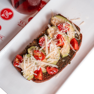 Tosta Fresca Con Aguacate Y Pesto