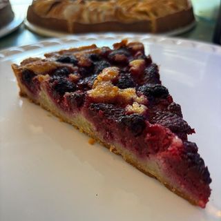 Tarta de frutas rojas y almendras