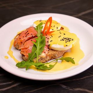Яйця Бенедикт з підкопченим лососем(260г)