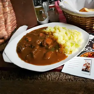 Gulaš sa prilogom