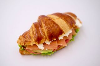 Круассан с семгой