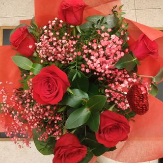 Media docena de rosas rojas