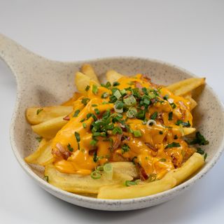 Cartofi dippers cu bacon și sos ceddar