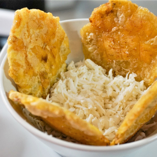 Patacones para dipear queso fresco rallado