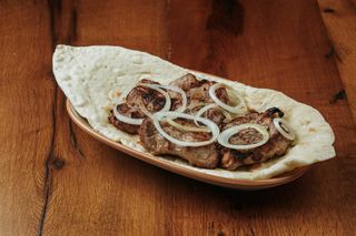 ხბოს მწვადი ლავაშზე