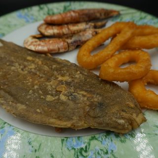 Llenguado Fregit Amb Gambes A La Planxa I Calamars