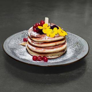 Pancakes sirop de artas, afine si migdale