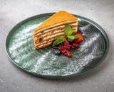 Medovik cu vișine și nuci