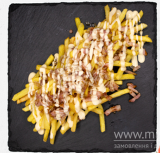 Картопля фрі з беконом та сирним соусом