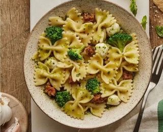 Фарфале с колбасками и брокколи