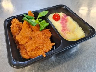 Şniţel din piept de pui in panko cu piure de cartofi