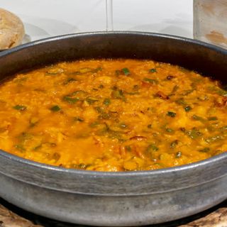 Con Verduritas De La Huerta Y Chipirones. Ración