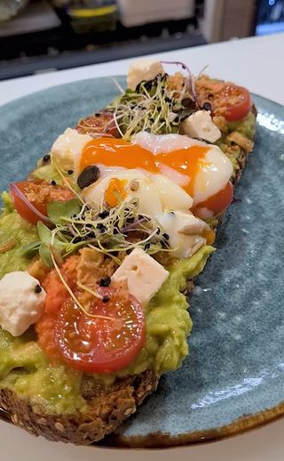 Tostada de aguacate y huevo poché