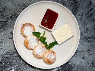 Сирники зі сметаною та ягідним джемом