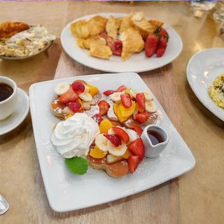 Pancakes z syropem klonowym, owocami i bitą śmietaną 3szt