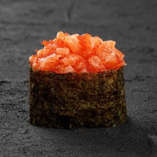 Гункан з лососем (60г)