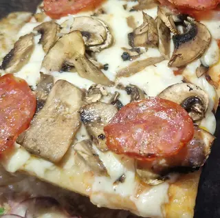 Pizza De Champiñones Y Salami (Porción)