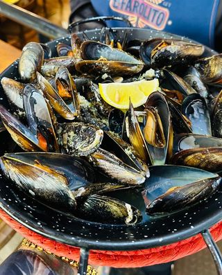 Cazuela De Mejillones Al Vapor Con Hierbas Del Mediterráneo