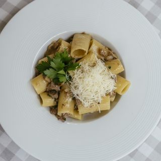 Rigatoni con Stracetti di Manzo
